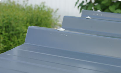 Bohrschrauben und Spenglerschrauben zur Befestigung von Dach oder Fassadenplatten